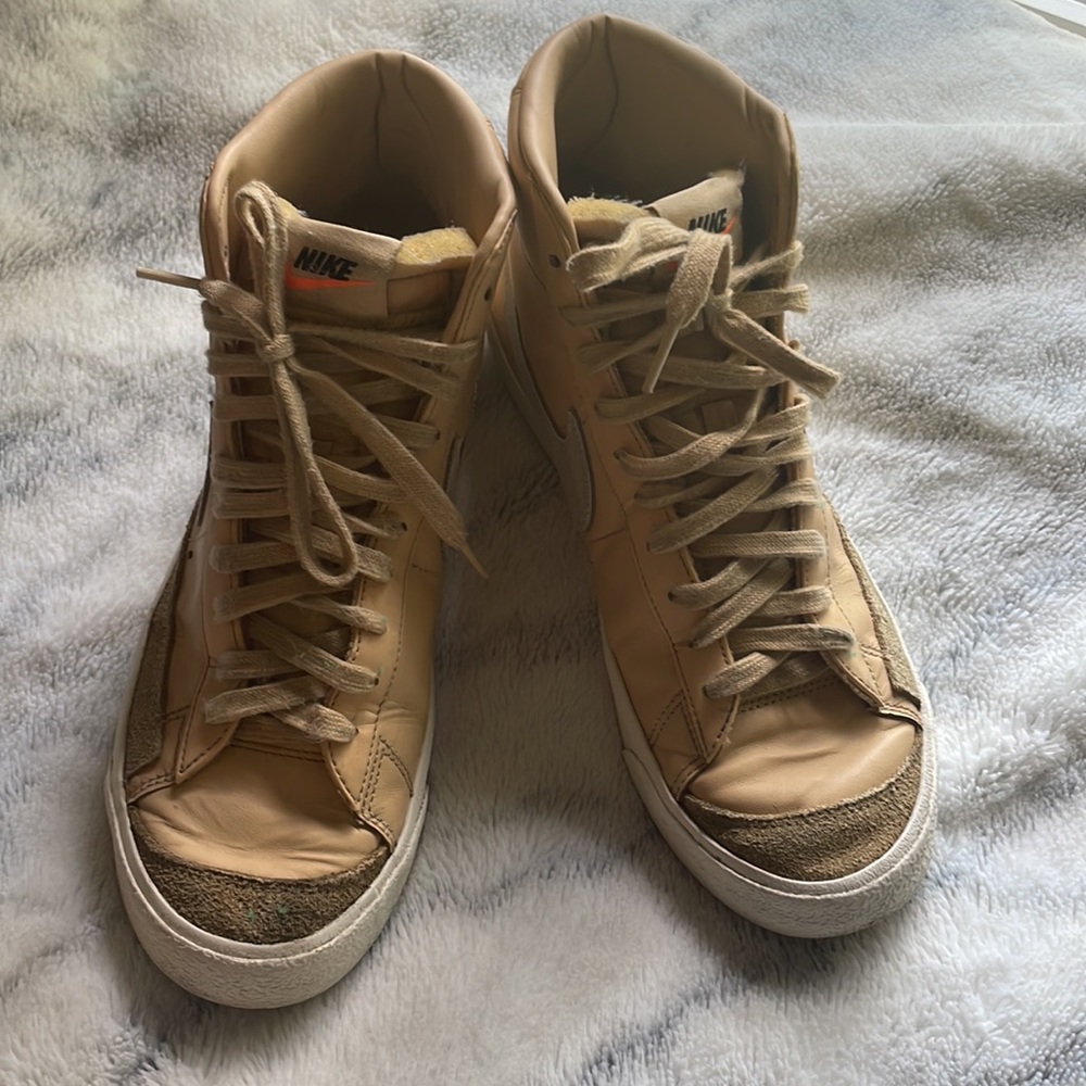 Nike Women's Sneakers in Tan and Cream